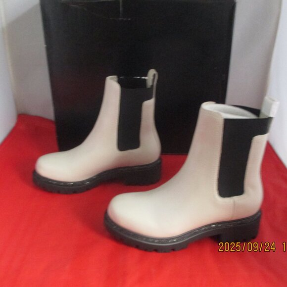 DKNY Women's Rick Slip-On Chelsea Booties $179 - US Size 5 - Vanilla - 1364 - Picture 2 of 9